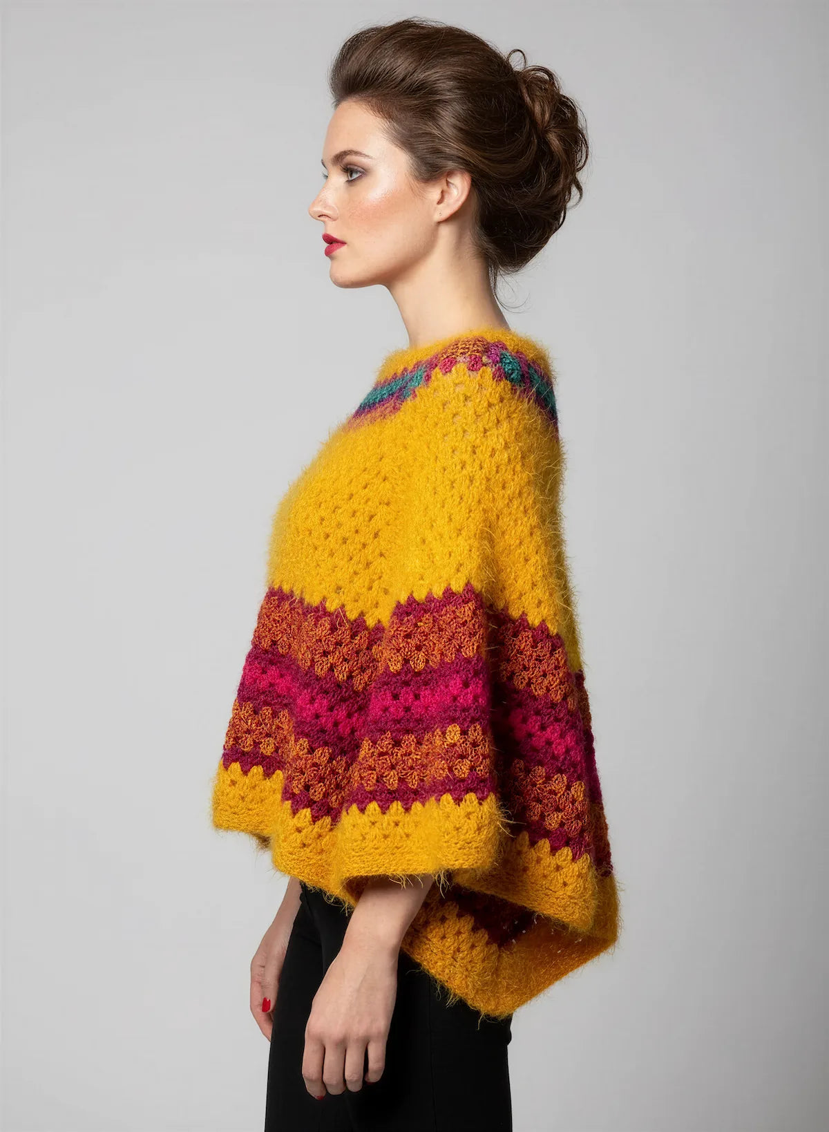 Poncho Aranciano – de profil – poncho crochet moutarde rayures fuchsia orange bordeaux manches kimono évasées – Cachalabibi
