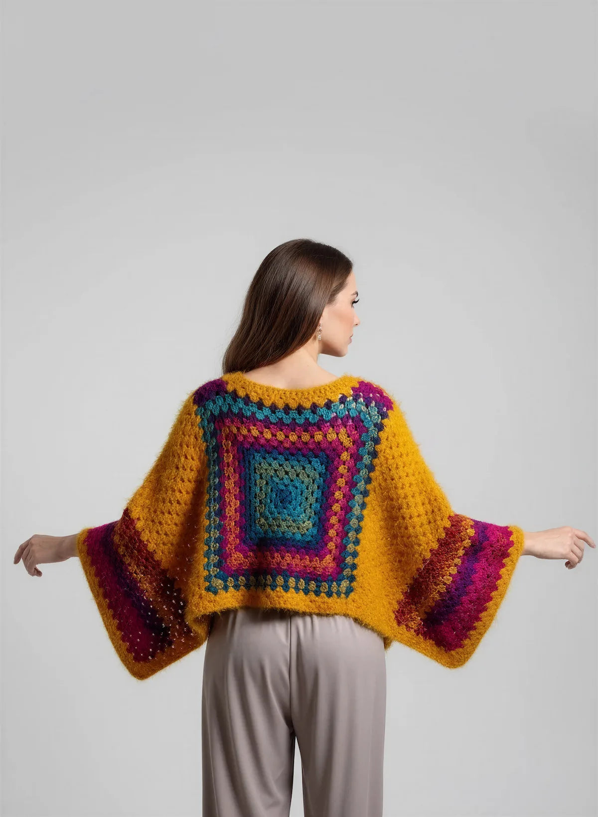 Poncho Aranciano – de dos bras écartés – poncho crochet moutarde granny square dos multicolore manches kimono évasées – Cachalabibi