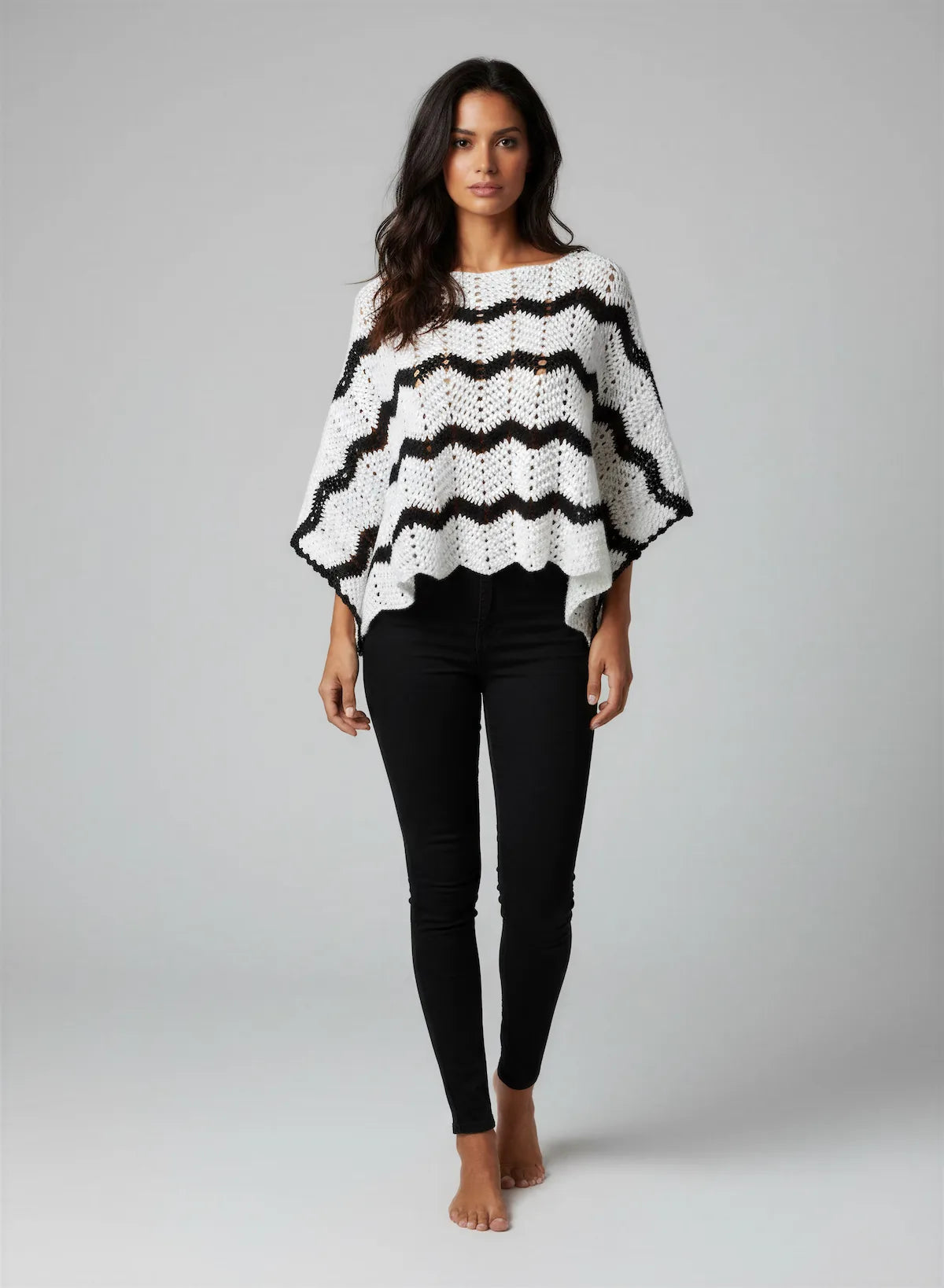 Poncho Bianconero – vue de face – poncho crochet blanc rayures zigzag noir manches kimono bordure festonnée – Cachalabibi