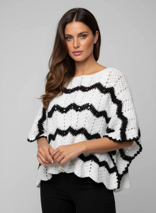 Poncho Bianconero – vue de face buste – poncho crochet blanc rayures zigzag noir encolure bateau manches kimono – Cachalabibi