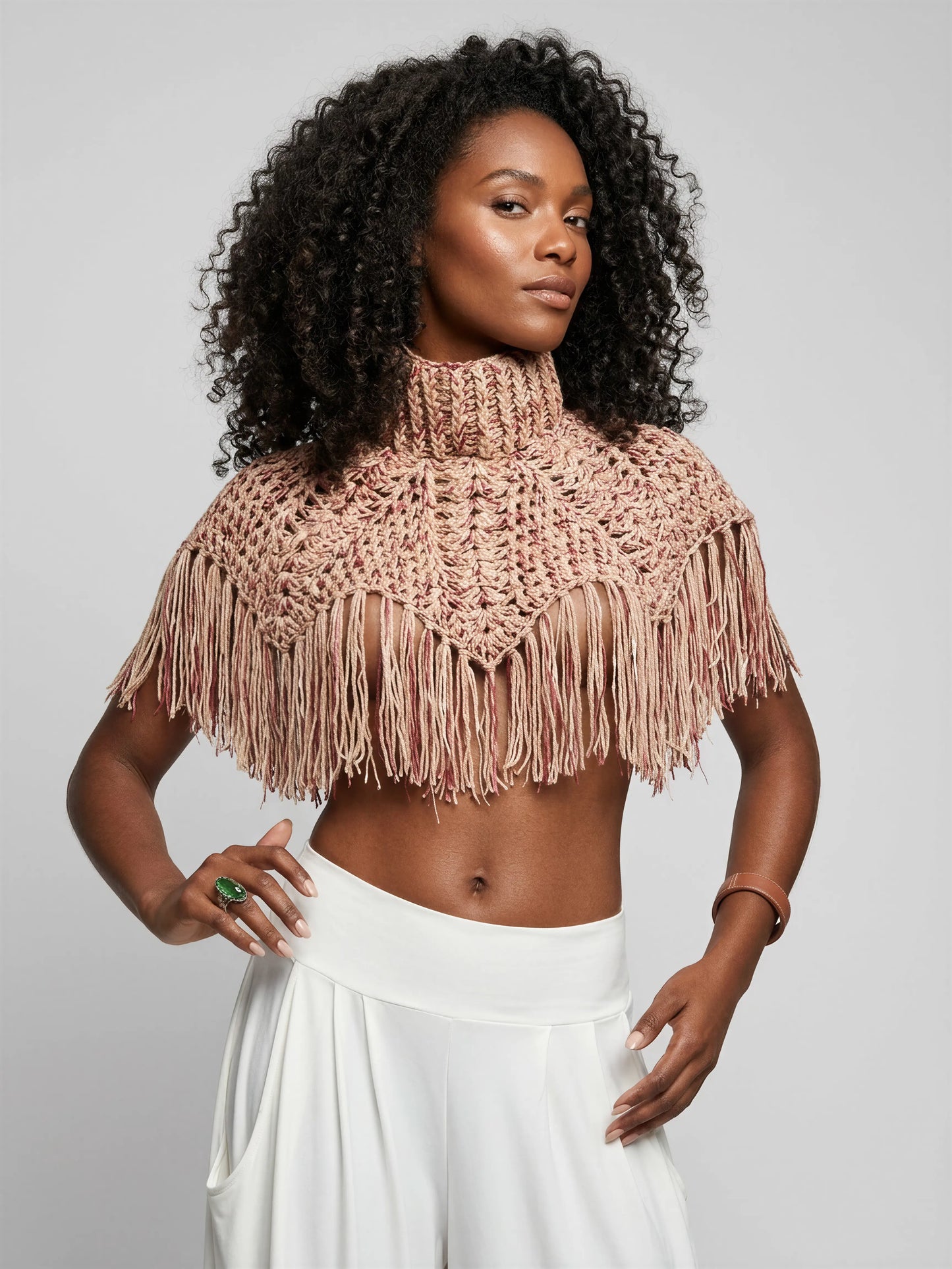 Poncho crochet fait main Boemia rose poudré col roulé côte serrée filet étoiles franges détail – Cachalabibi