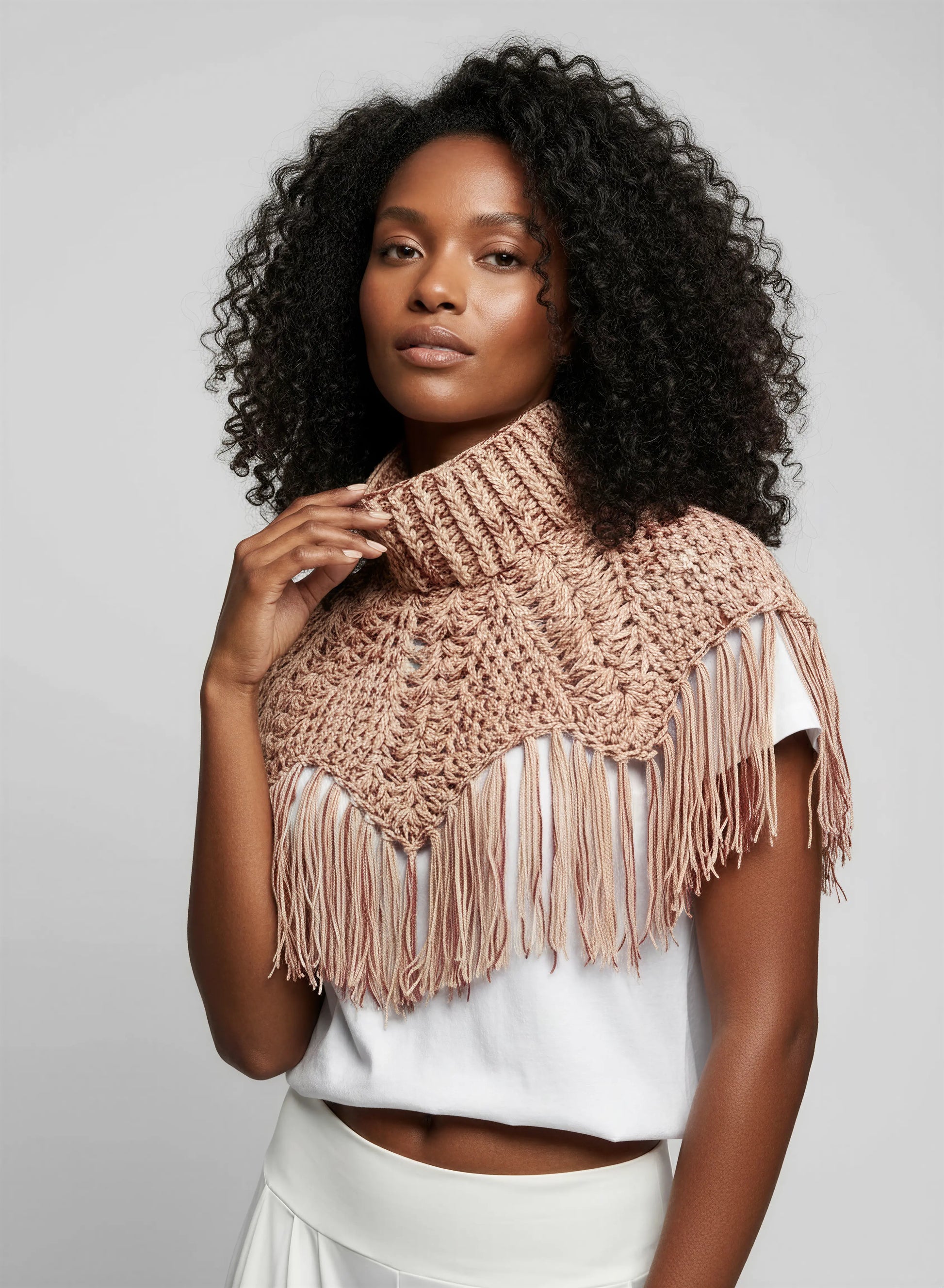 Poncho crochet fait main Boemia rose poudré col roulé côte serrée filet étoiles franges détail – Cachalabibi