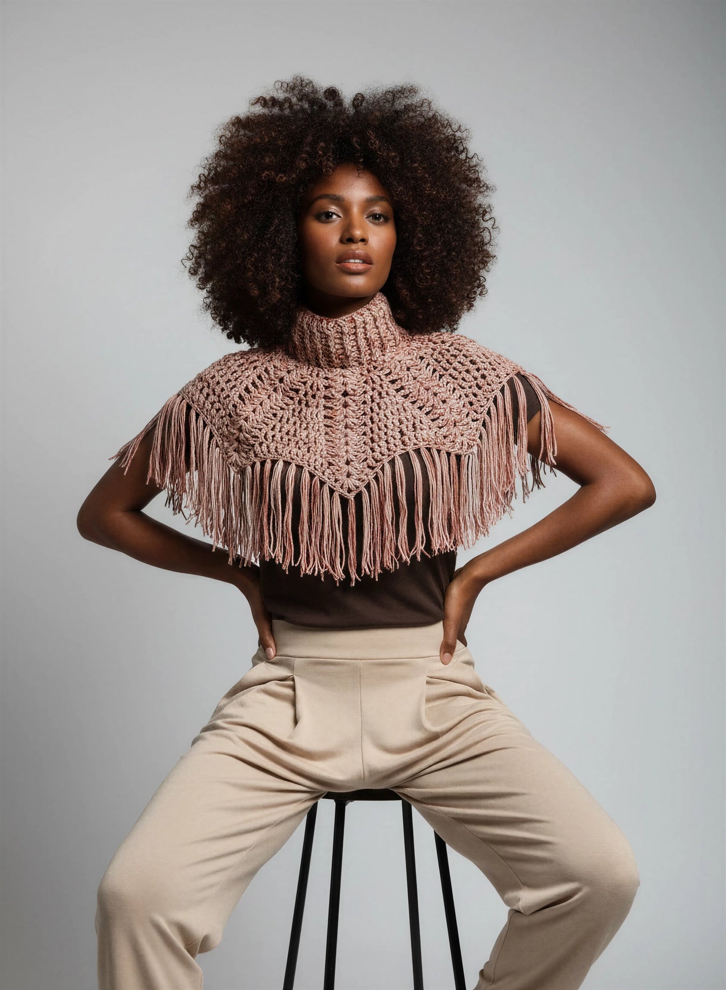 Poncho crochet fait main Boemia rose poudré col roulé franges longues denses pose assise éditorial – Cachalabibi