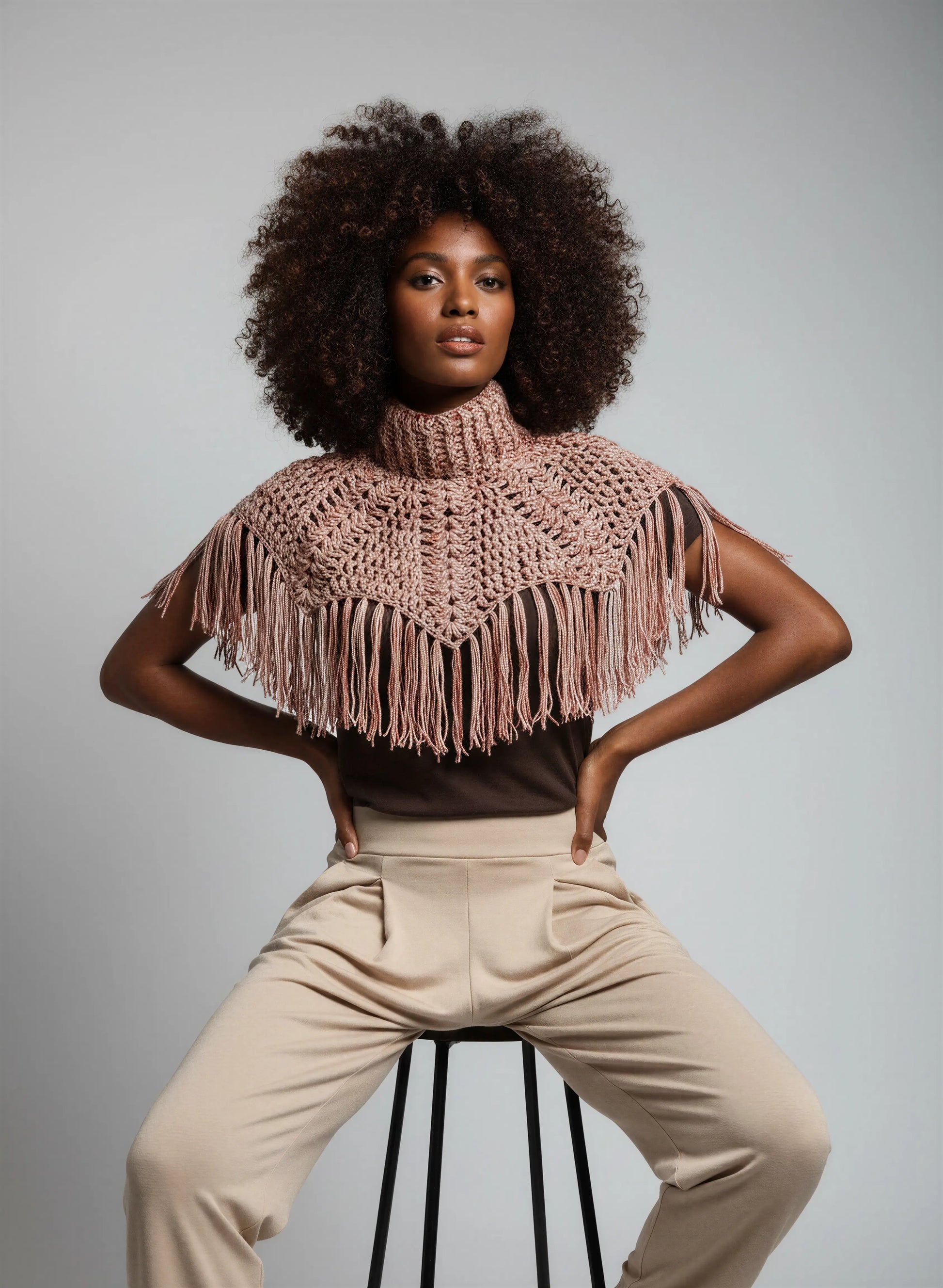 Poncho crochet fait main Boemia rose poudré col roulé franges longues denses pose assise éditorial – Cachalabibi