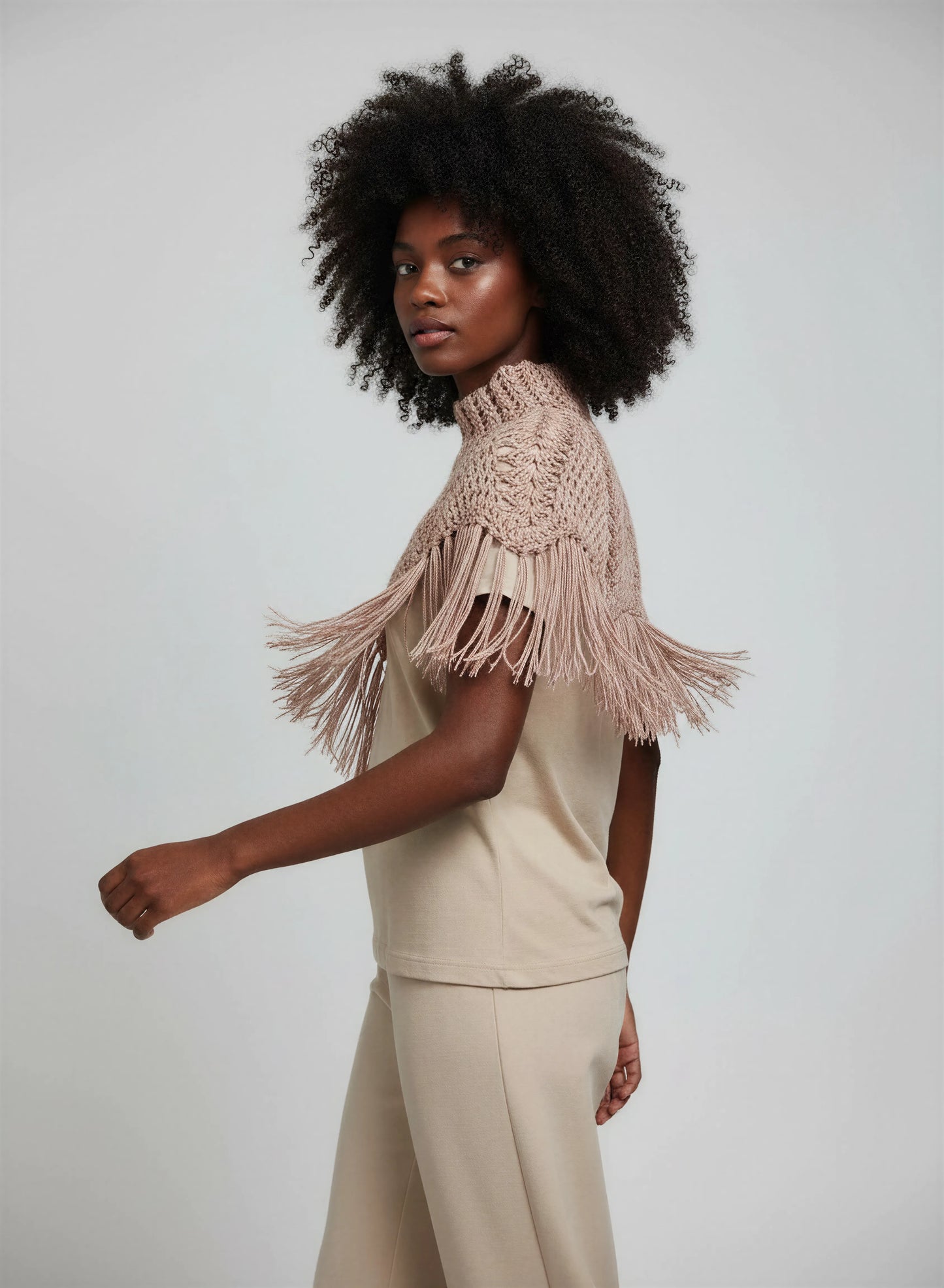 Poncho crochet fait main Boemia rose poudré col roulé franges longues forme trapèze profil – Cachalabibi