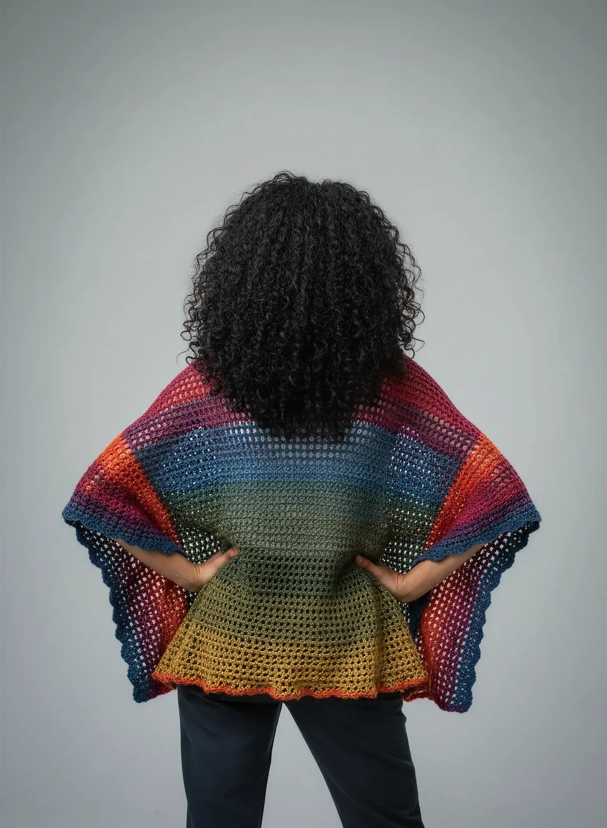 Poncho crochet fait main Makun dégradé arc-en-ciel lurex dos filet grandes mailles forme géométrique – Cachalabibi