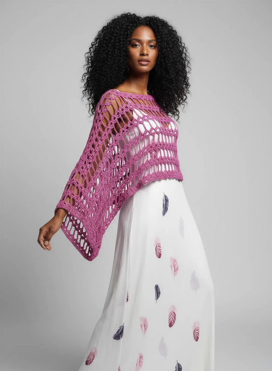Poncho Occhiello – vue profil 3/4 – crochet rose fuchsia rayures ajourées manches kimono – Cachalabibi