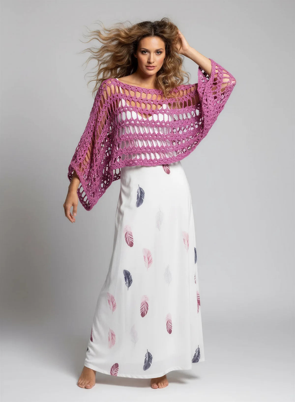Poncho Occhiello – vue de face dynamique – crochet rose fuchsia rayures ajourées manches kimono – Cachalabibi