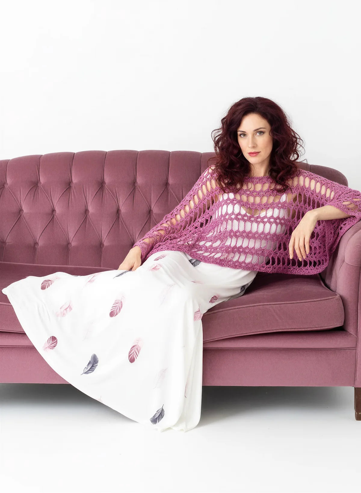 Poncho Occhiello – allongée canapé velours – crochet rose fuchsia rayures ajourées pose éditoriale – Cachalabibi