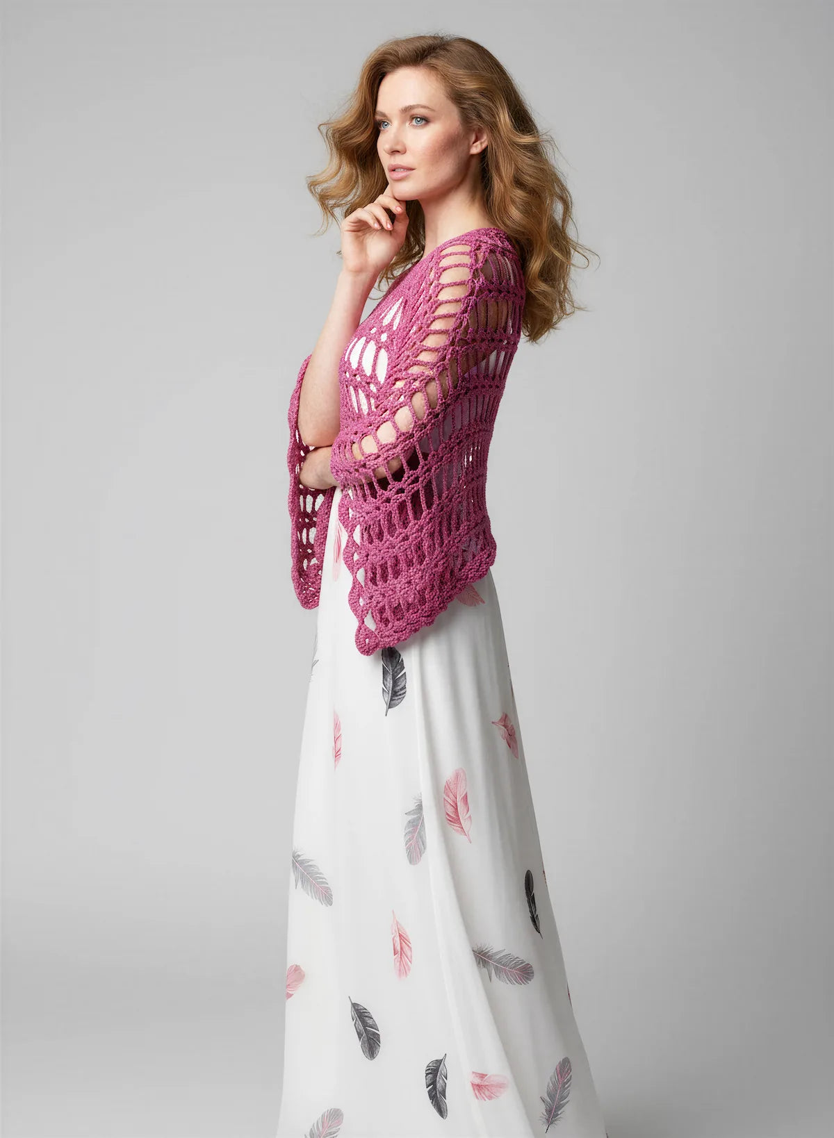 Poncho Occhiello – vue de profil – crochet rose fuchsia rayures ajourées bordure festonnée – Cachalabibi