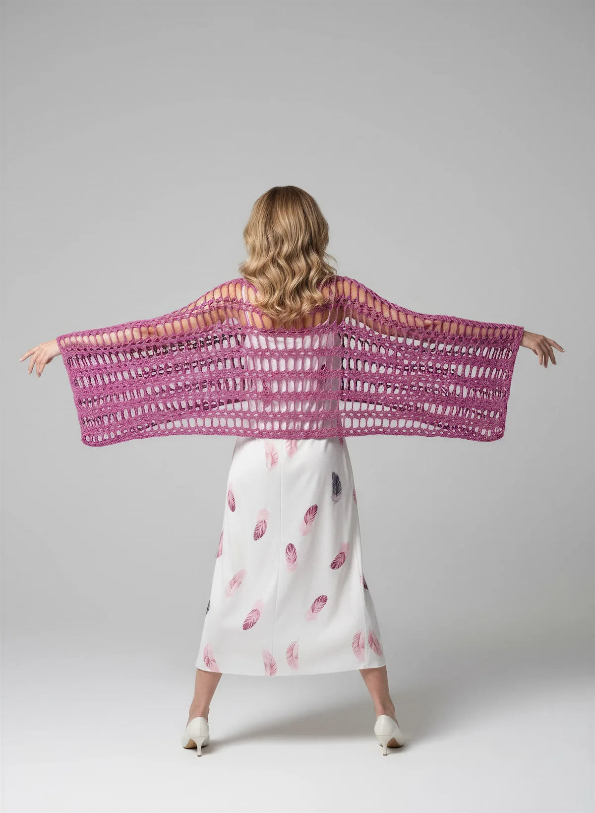 Poncho Occhiello – vue de dos bras écartés – crochet rose fuchsia rayures ajourées pleine envergure – Cachalabibi