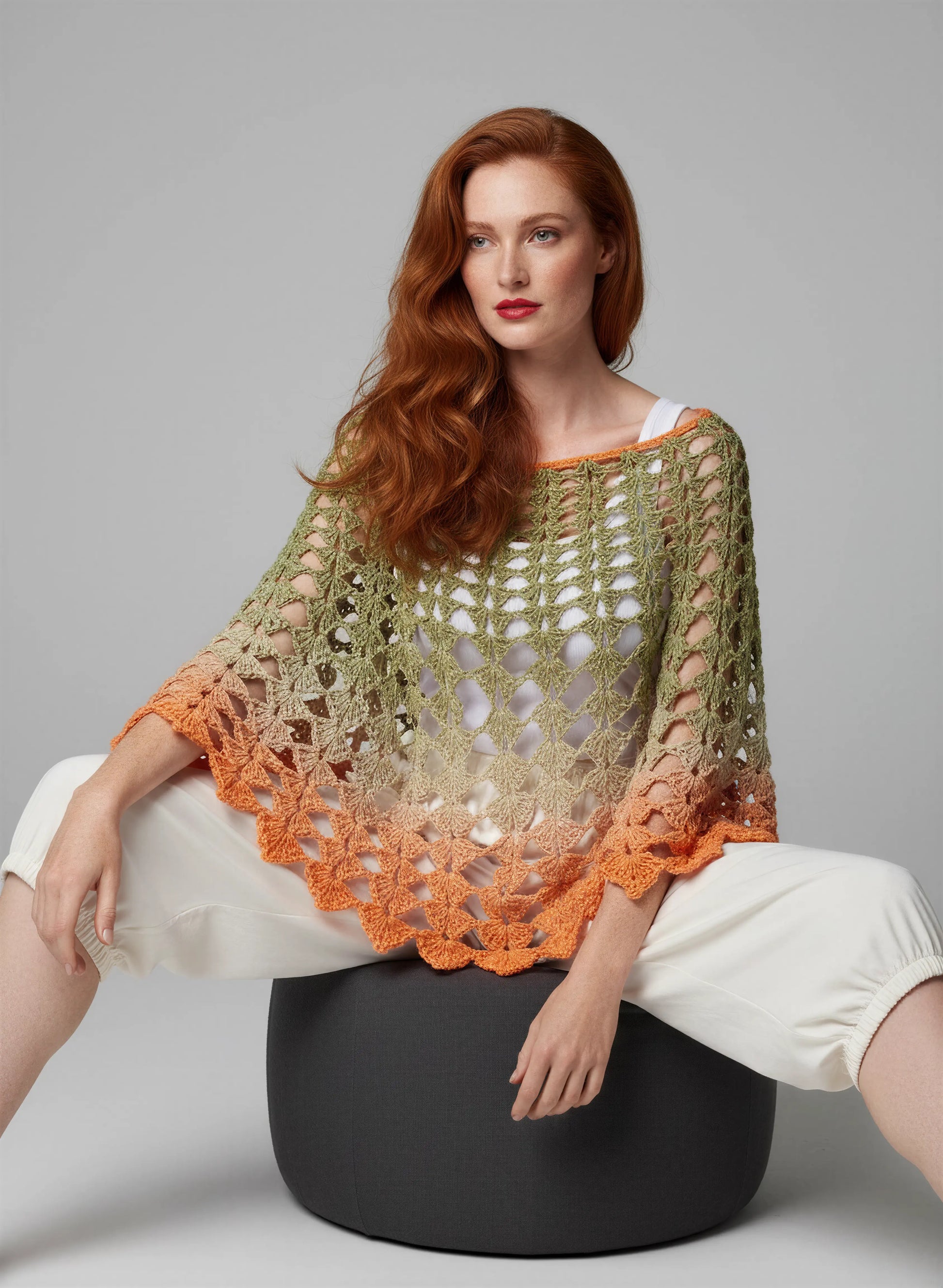 Poncho crochet fait main Olivette dégradé olive beige orange filet losanges bordure éventails pose assise – Cachalabibi