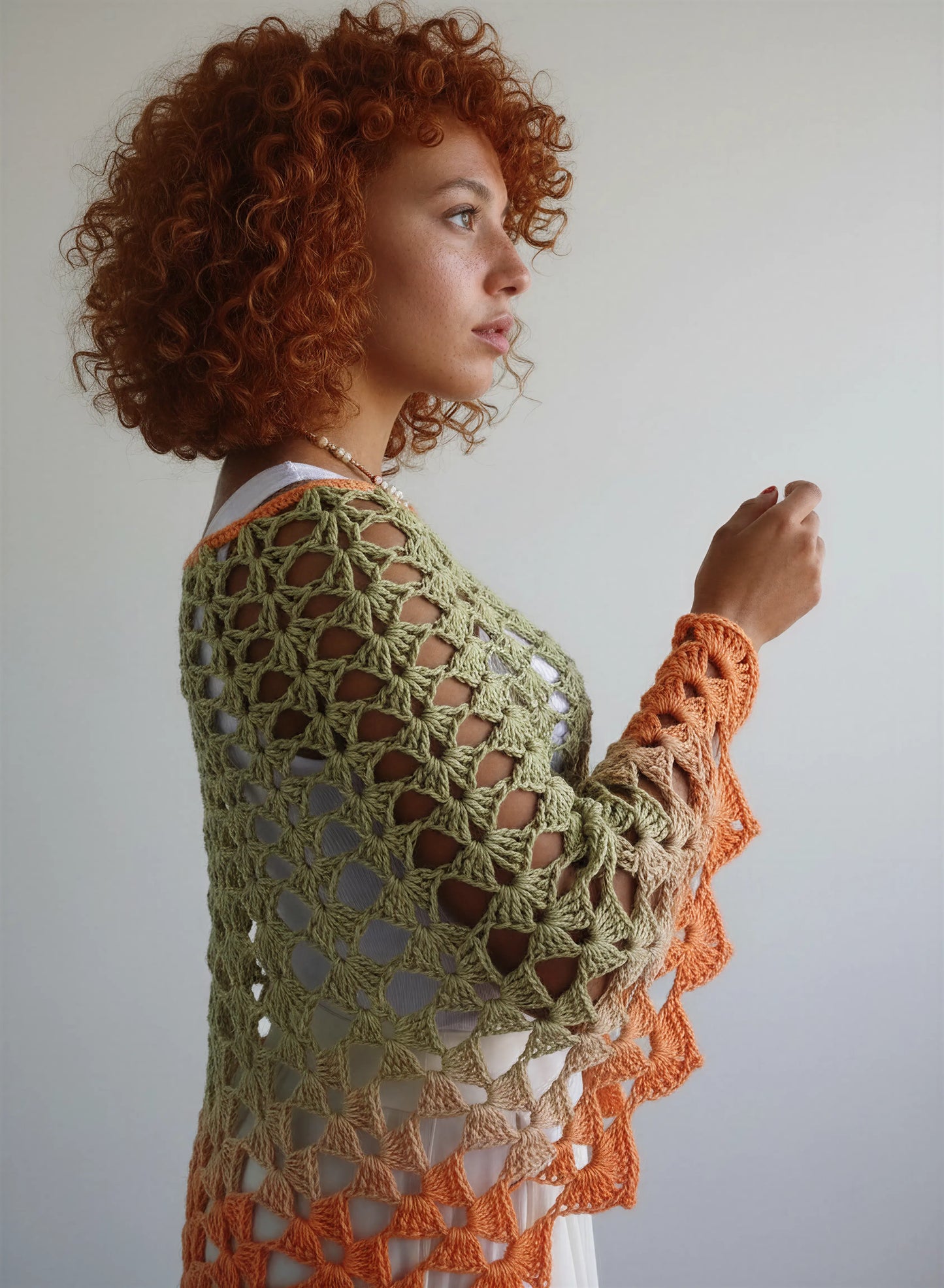 Poncho crochet fait main Olivette dégradé vert olive orange bordure éventails manches 3/4 kimono détail – Cachalabibi
