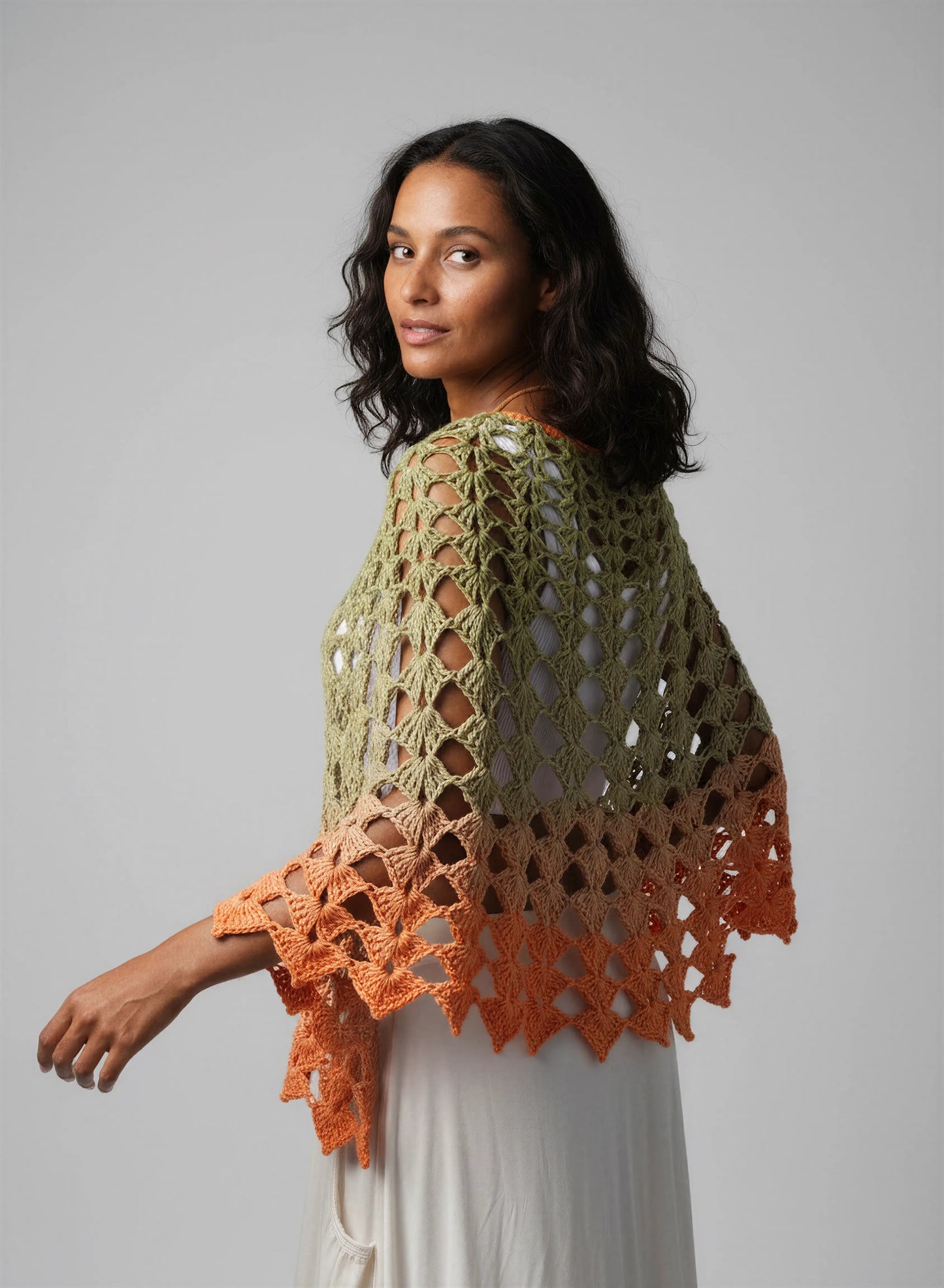 Poncho crochet fait main Olivette dégradé vert olive orange bordure éventails manches 3/4 kimono détail – Cachalabibi