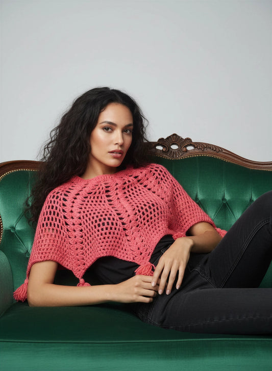 Poncho crochet fait main Pompirosa rose fuchsia filet éventails glands pompons pose allongée éditoriale – Cachalabibi
