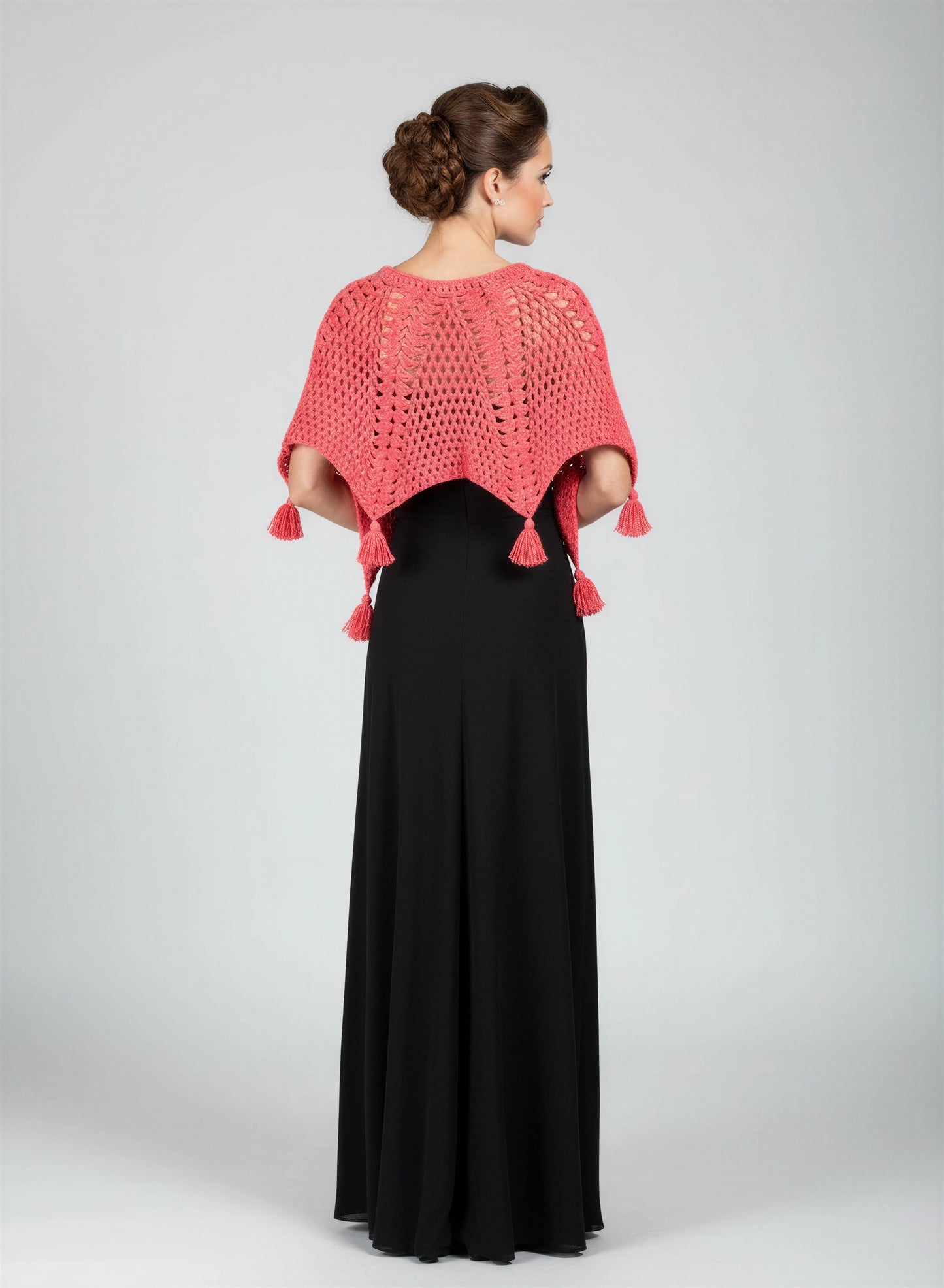 Poncho crochet fait main Pompirosa rose fuchsia dos filet éventails glands pompons forme trapèze – Cachalabibi