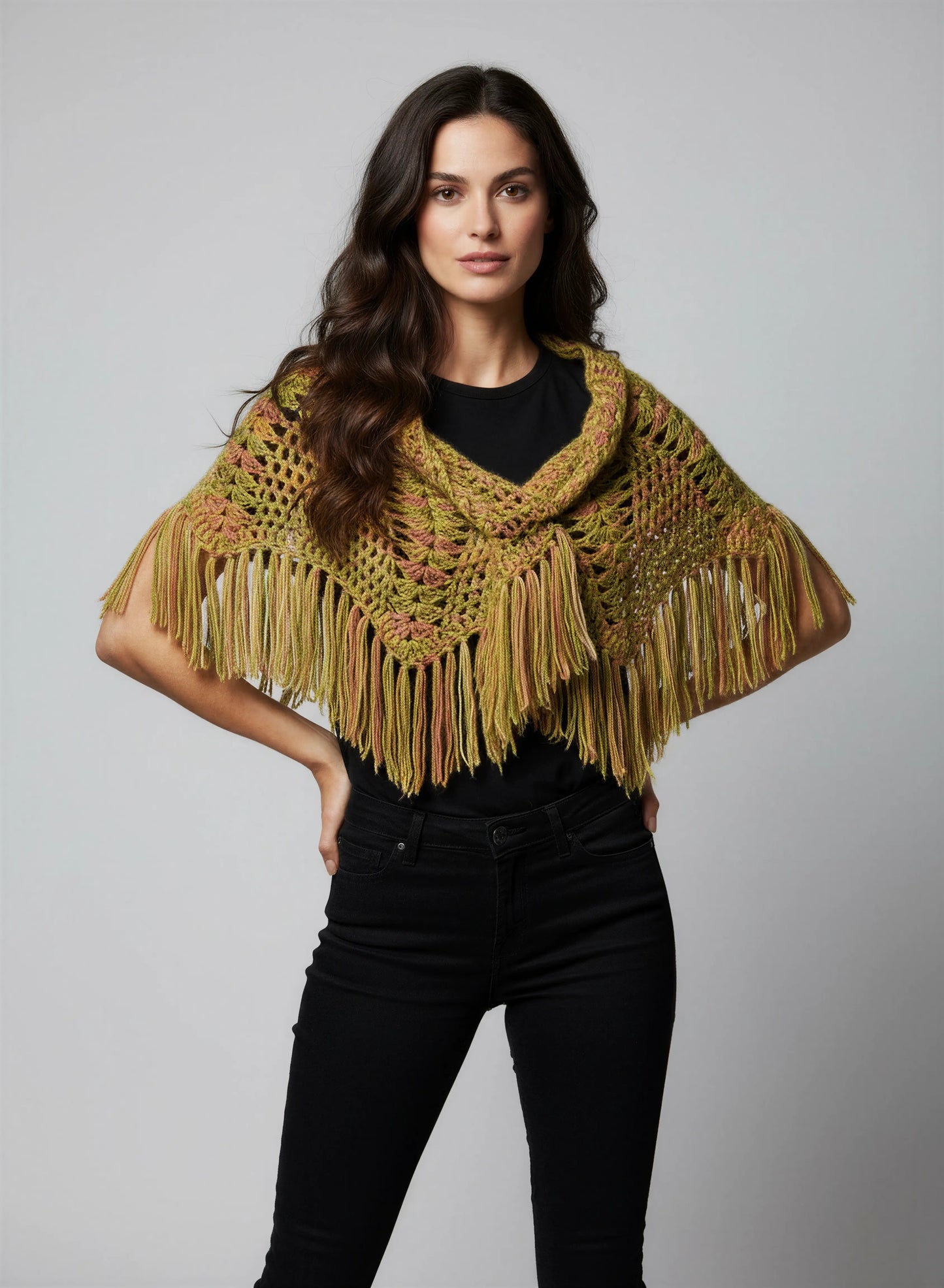 Poncho crochet fait main Pompisol kaki doré chiné col roulé franges longues denses forme trapèze – Cachalabibi
