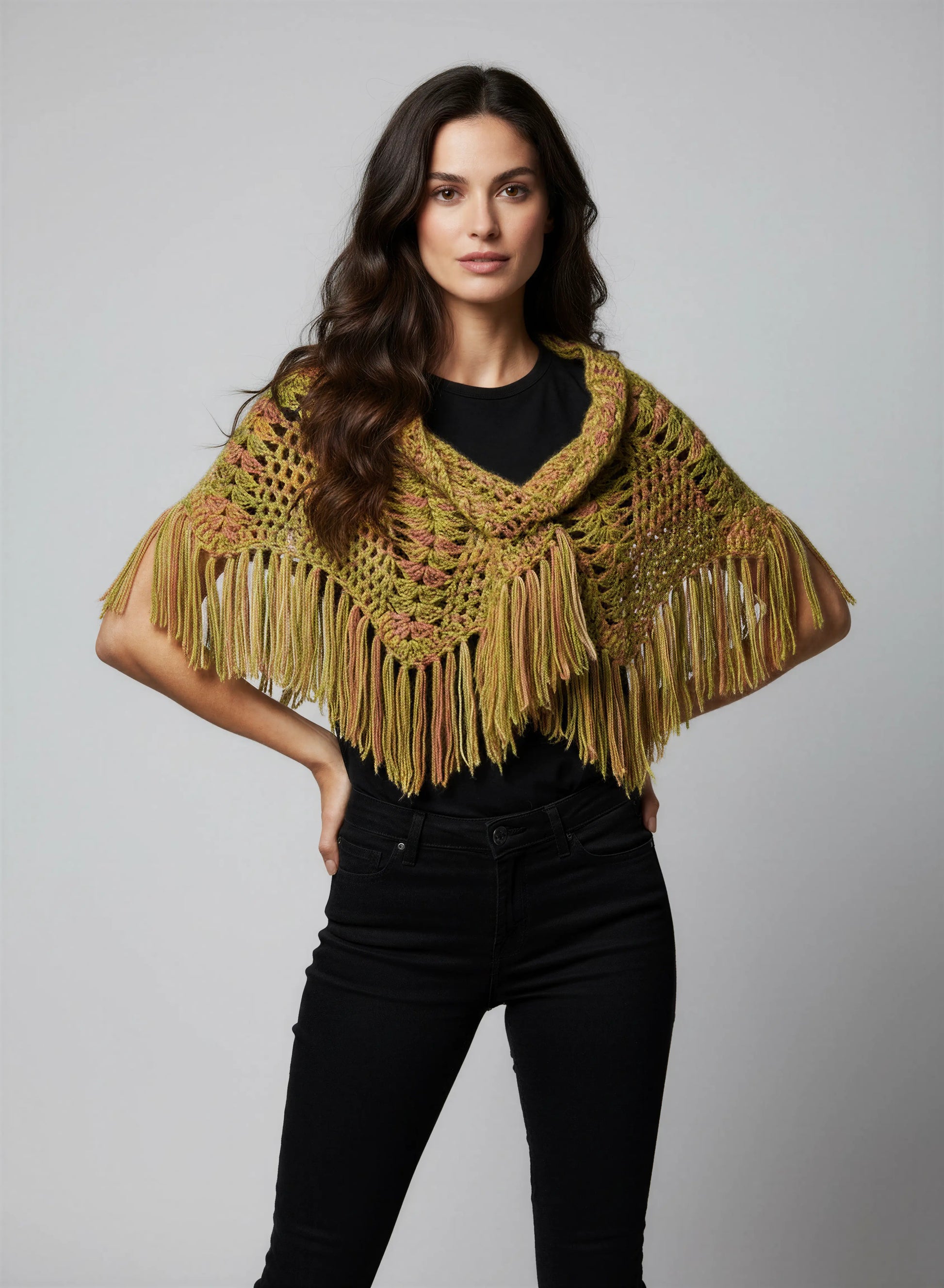 Poncho crochet fait main Pompisol kaki doré chiné col roulé franges longues denses forme trapèze – Cachalabibi