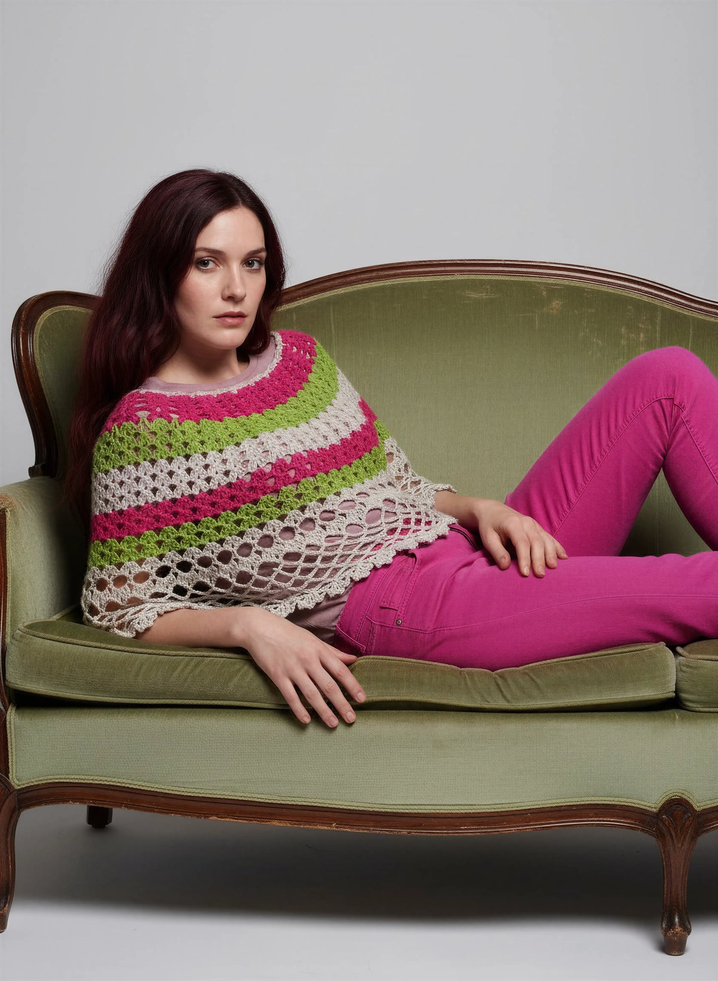 Poncho crochet fait main Soir de mai écru rayures fuchsia vert anis filet losanges pose allongée – Cachalabibi