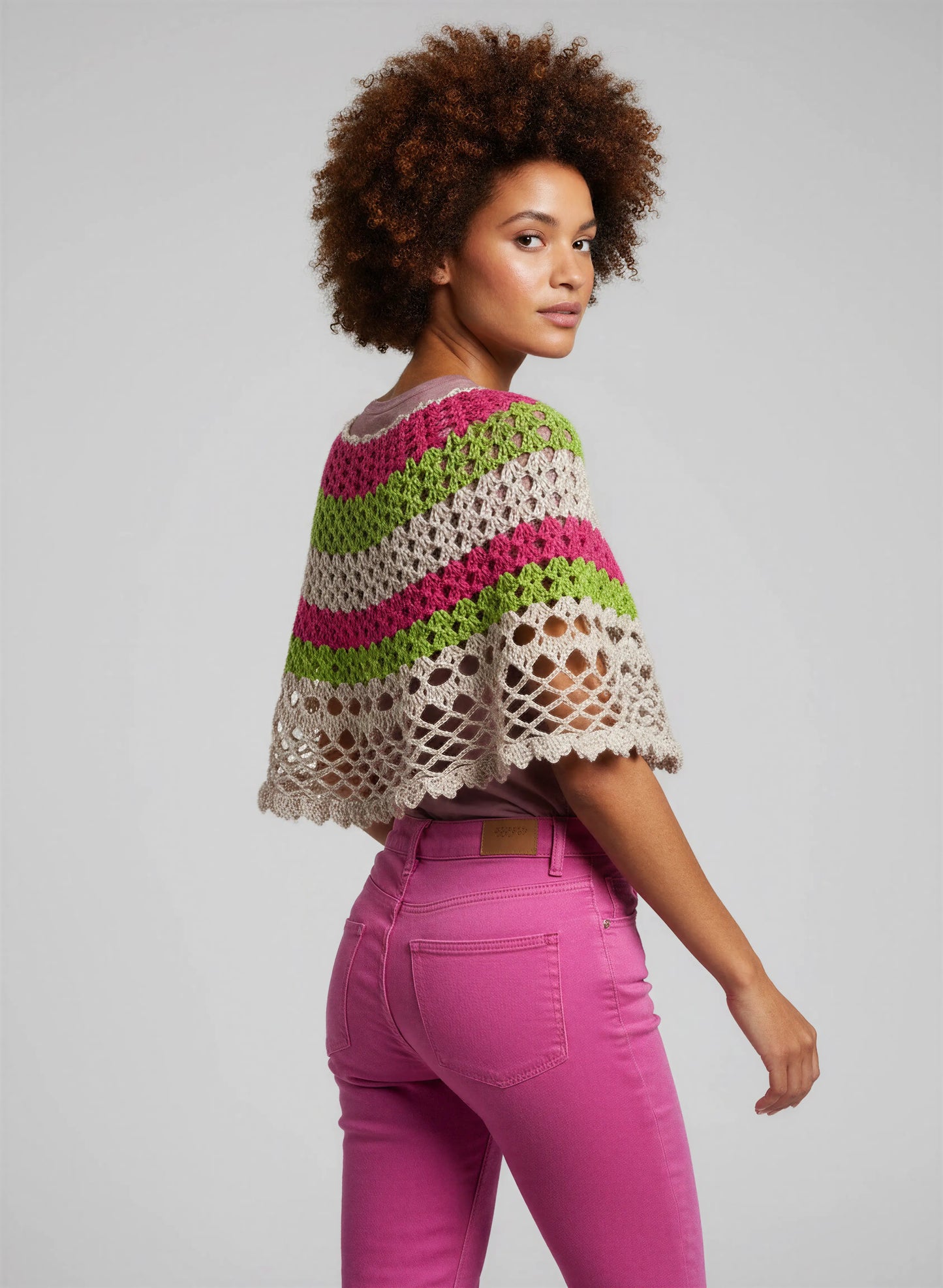 Poncho crochet fait main Soir de mai écru filet losanges dos rayures fuchsia vert anis jean fuchsia – Cachalabibi