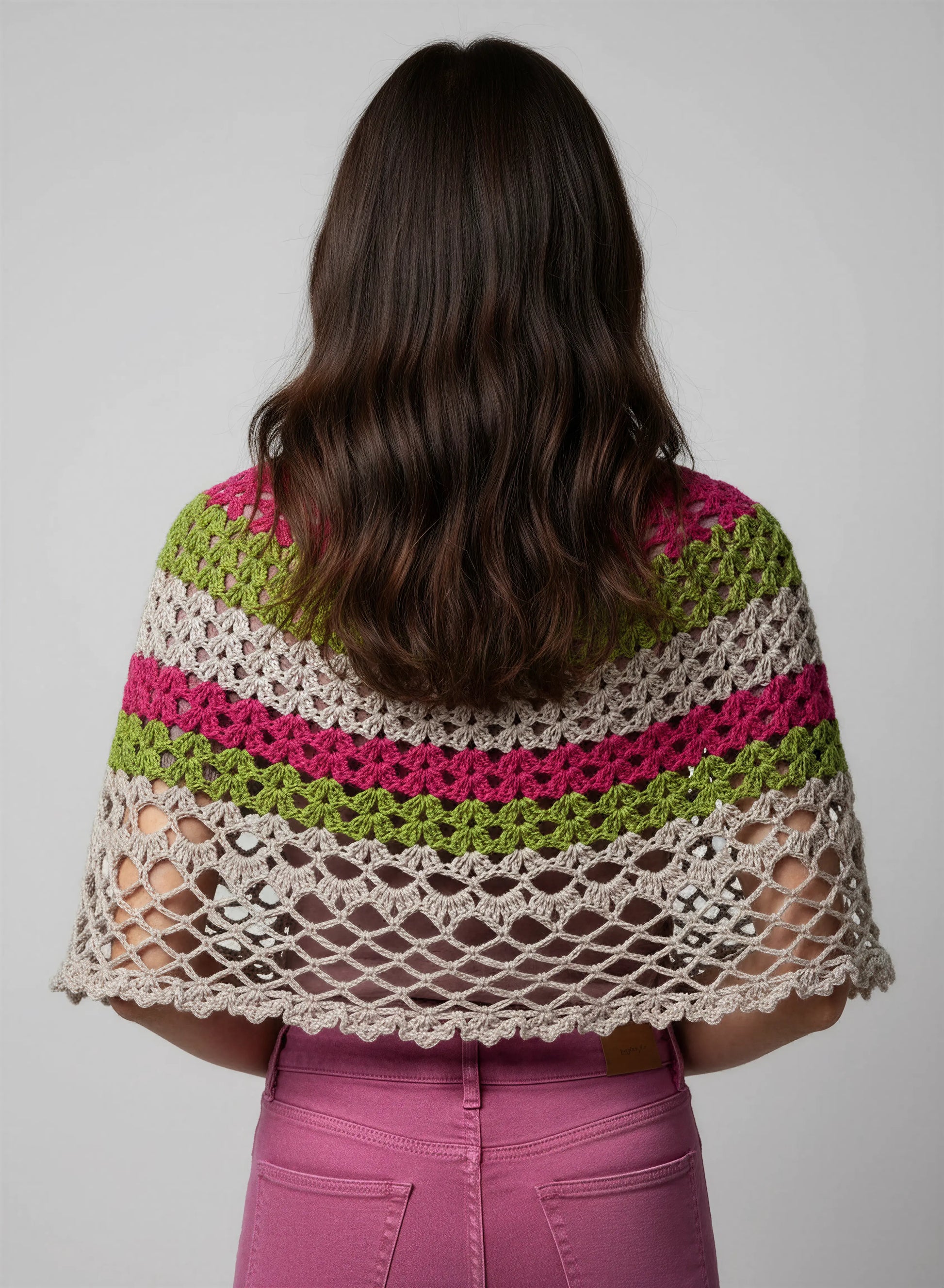 Poncho crochet fait main Soir de mai écru dos rayures fuchsia vert anis bordure festonnée vagues – Cachalabibi