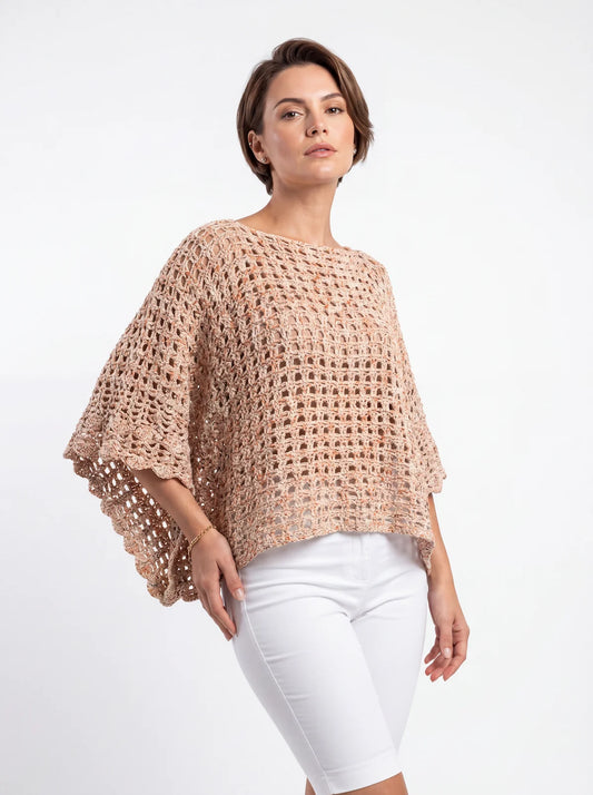 1.	Poncho femme Galao au crochet, beige rosé, point filet carré ajouré, manches kimono évasées, vue de face — fait main en France, Cachalabibi