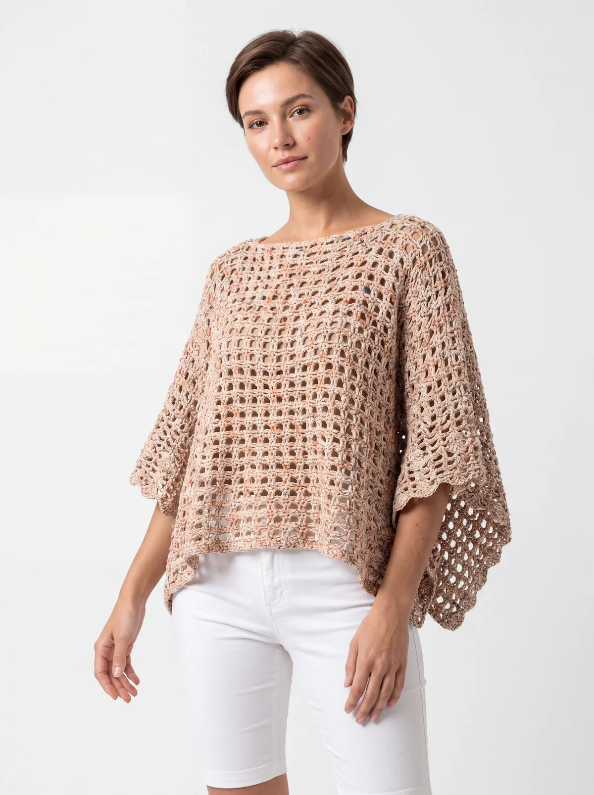 2.	Poncho femme Galao au crochet coton beige, manches évasées bordure festonnée, coupe ample, vue de face — création Cachalabibi