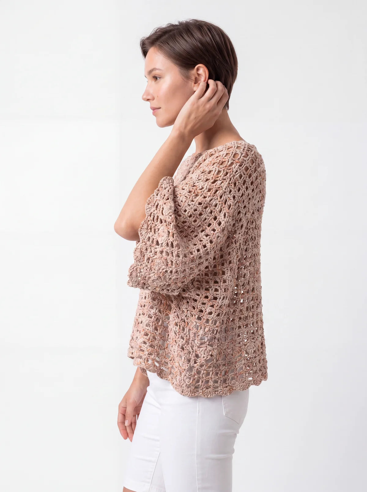 3.	Poncho femme Galao au crochet, vue de profil, point filet carré, manches kimono, coton beige rosé — fait main en France