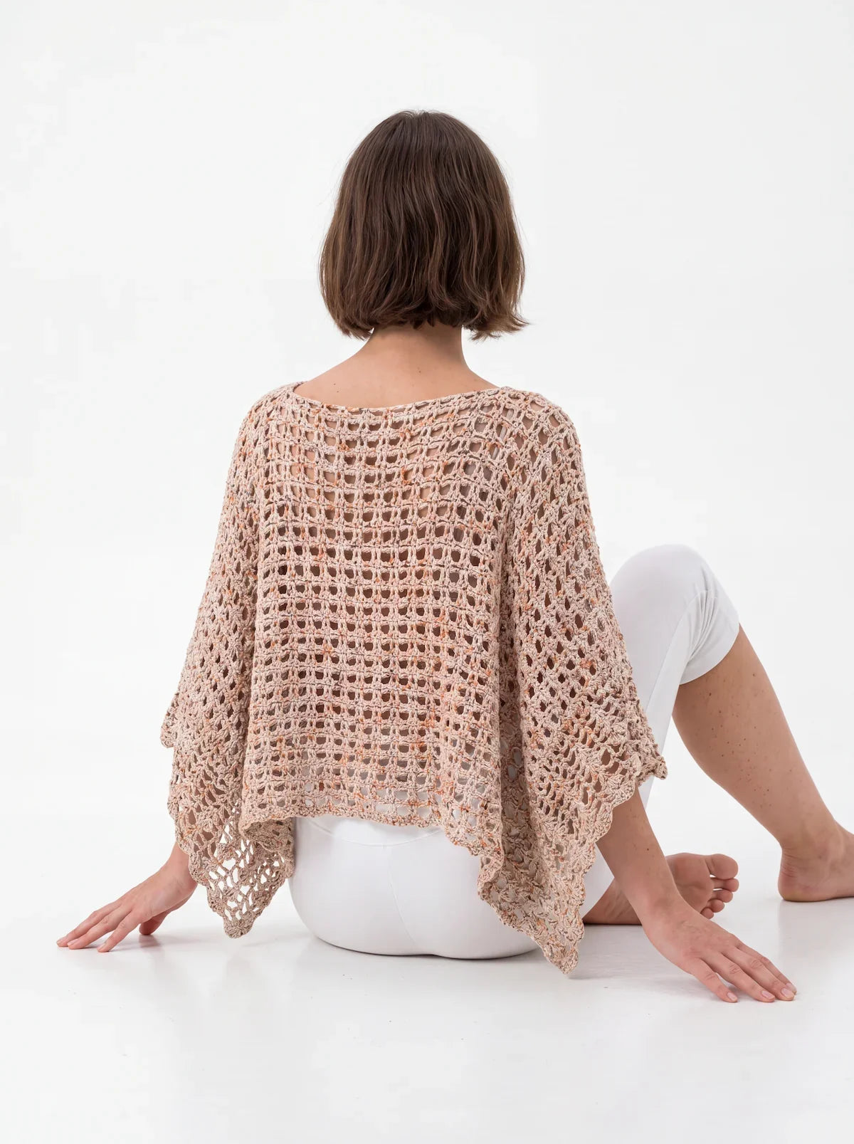 Poncho femme Galao au crochet coton beige rosé, manches évasées bordure festonnée, coupe ample -vue de dos - Cachalabibi