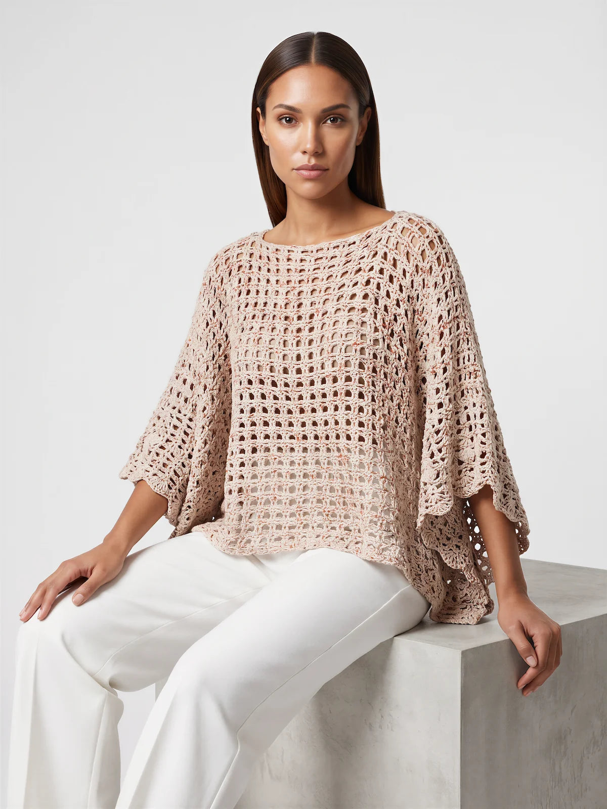 Poncho femme Galao au crochet coton beige rosé, manches évasées bordure festonnée, coupe ample - assise sur un cube - Cachalabibi