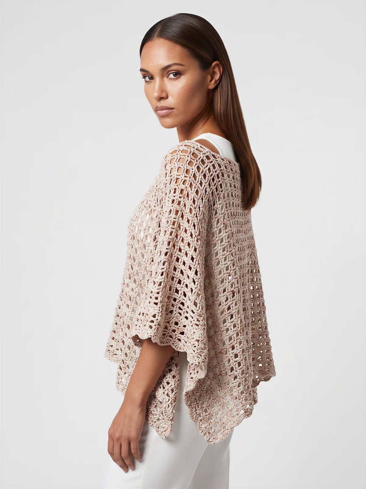 Poncho femme Galao au crochet beige rosé, manches évasées bordure festonnée, coupe ample - de profil —  Cachalabibi
