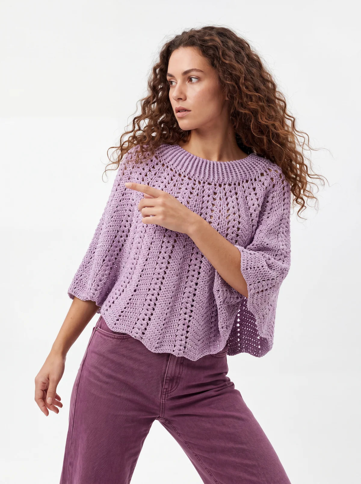 4.	Poncho femme Violyne au crochet lilas, vue de trois-quarts, coupe ample et fluide, bordure festonnée — Cachalabibi