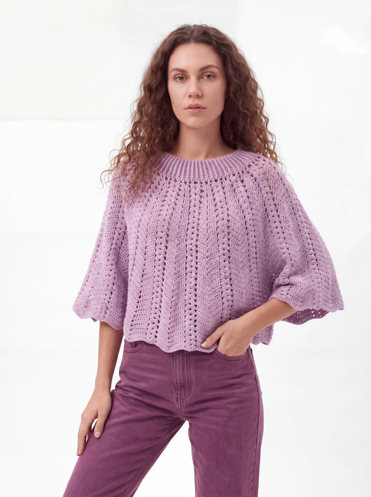 3.	Poncho femme Violyne au crochet lilas, vue de face debout, point éventail et granny squares, manches évasées — fait main en France