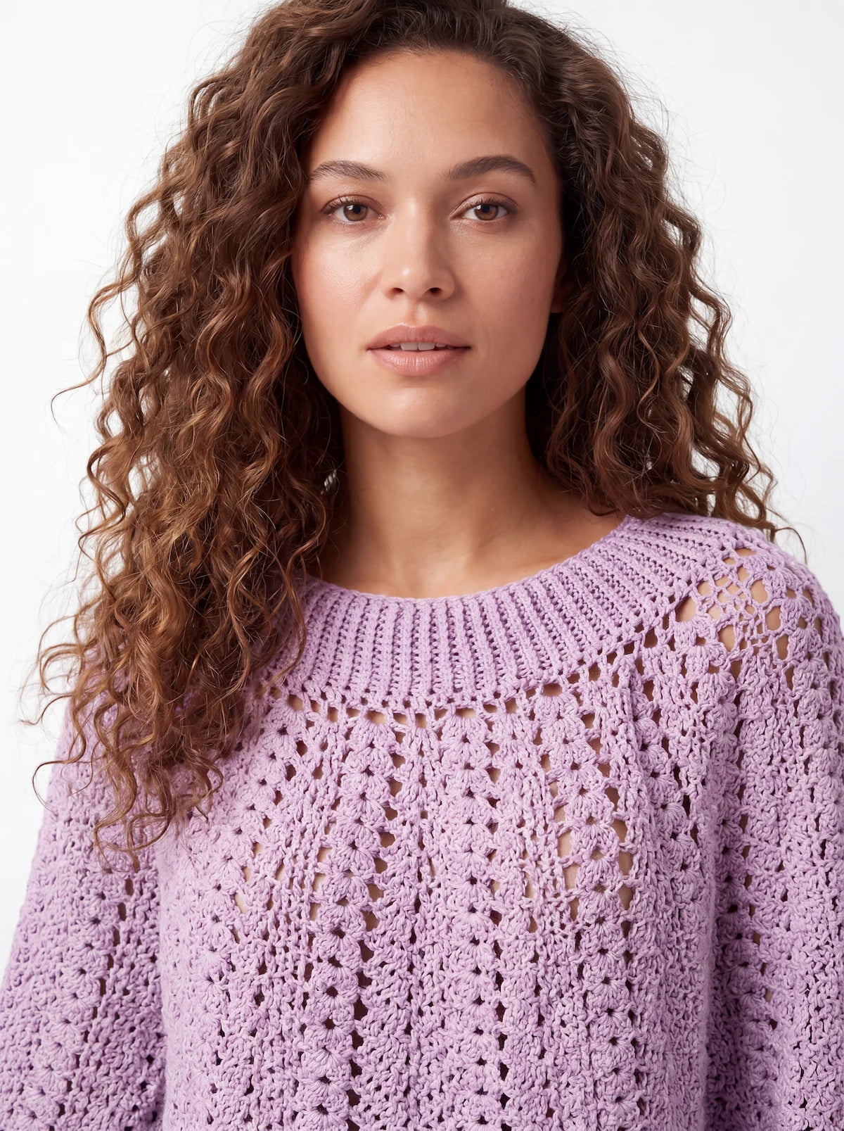 1.	Poncho femme Violyne au crochet lilas, gros plan encolure côtelée et point éventail ajouré — fait main en France, Cachalabibi