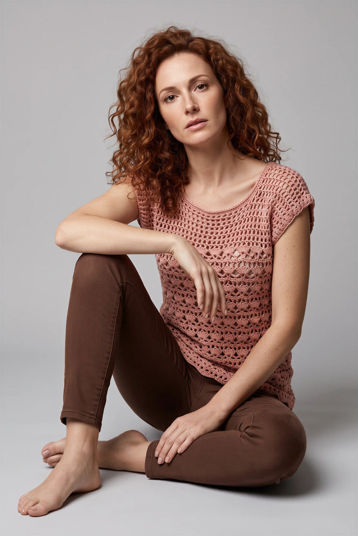 Pull femme Albicocca crochet rose abricot — assise par terre — Pièce unique Cachalabibi