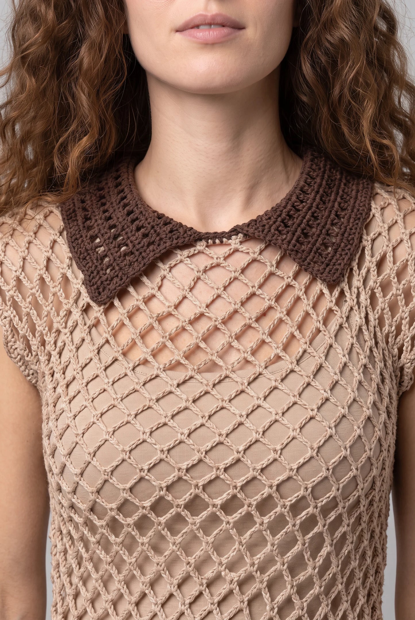 Pull femme manches courtes Cafélato marron et beige - Détail des points de crochet - Cachalabibi