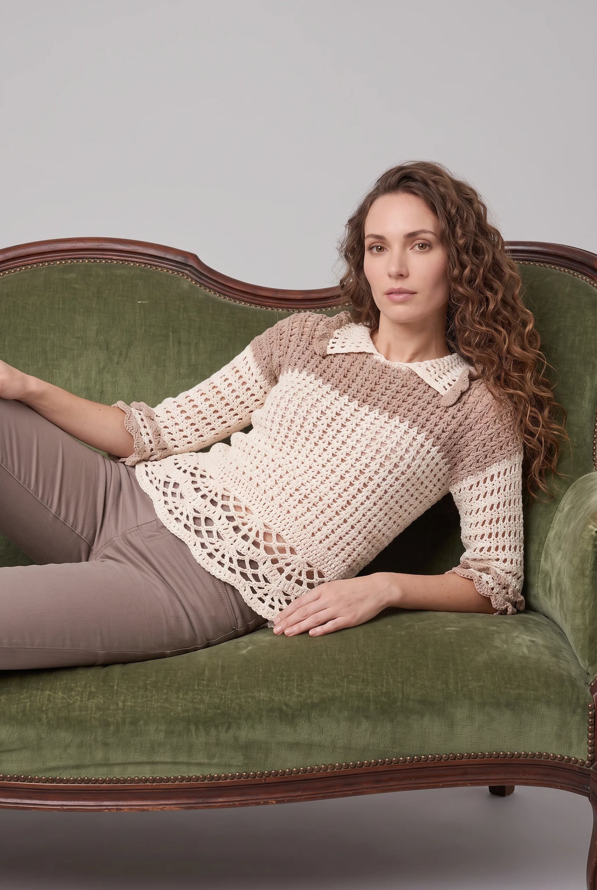Pull Bocobogo crochet fait main — mise en scène canapé — Cachalabibi