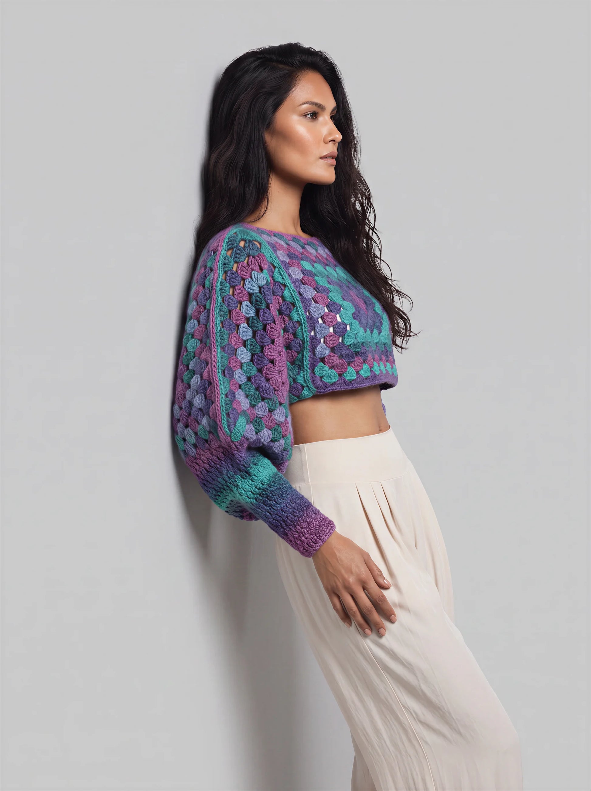 Pull court Blue Lagoon granny square turquoise violet – crochet fait main – de côté – Cachalabibi