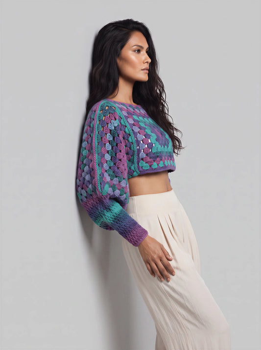 Pull court Blue Lagoon granny square turquoise violet – crochet fait main – de côté – Cachalabibi