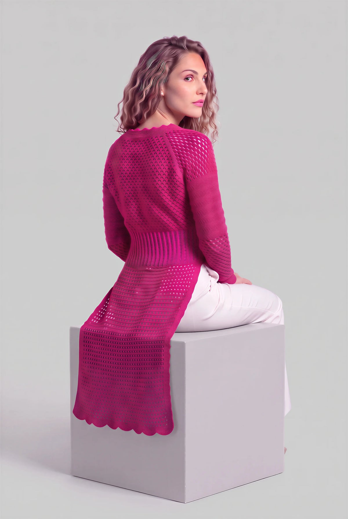 Pull redingote Cappotto crochet fuchsia jupe filet ajouré — vue profil dos — Création Cachalabibi