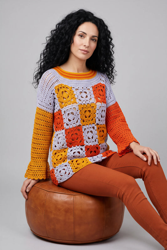 Pull Quadrato crochet — vue 3/4 dos asymétrie manches — vue assise sur un pouf - Cachalabibi