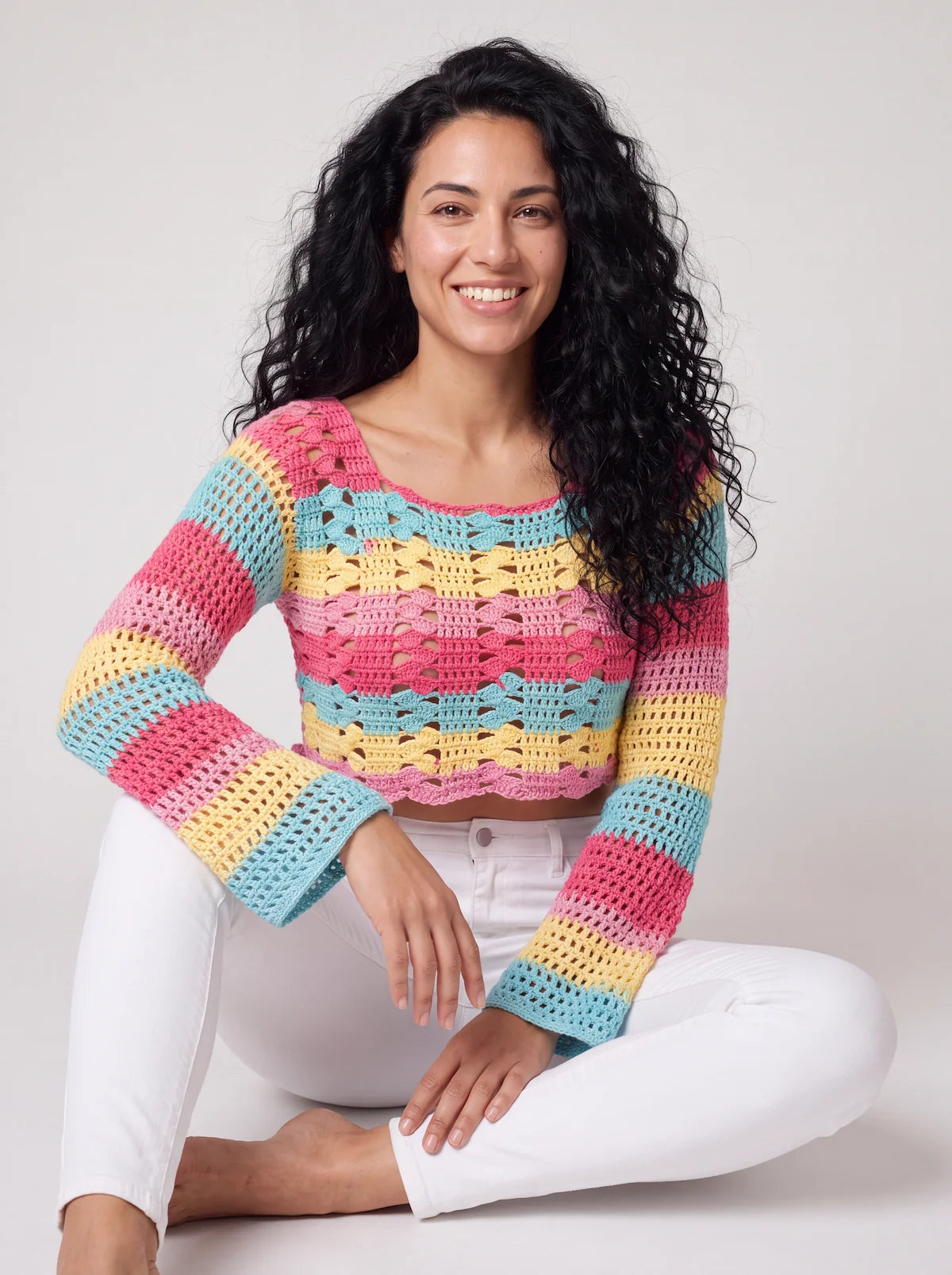 Pull court Romanella rayures multicolores ajouré – pose assise au sol – Cachalabibi