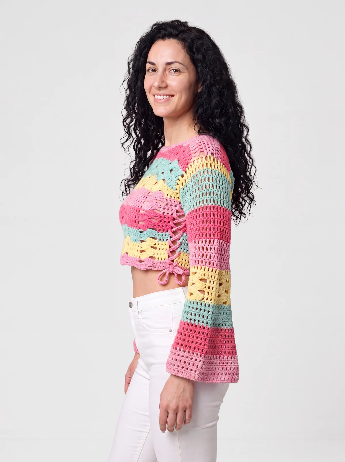 Pull court Romanella rayures multicolores ajouré – vue de profil et détail du côté – Cachalabibi