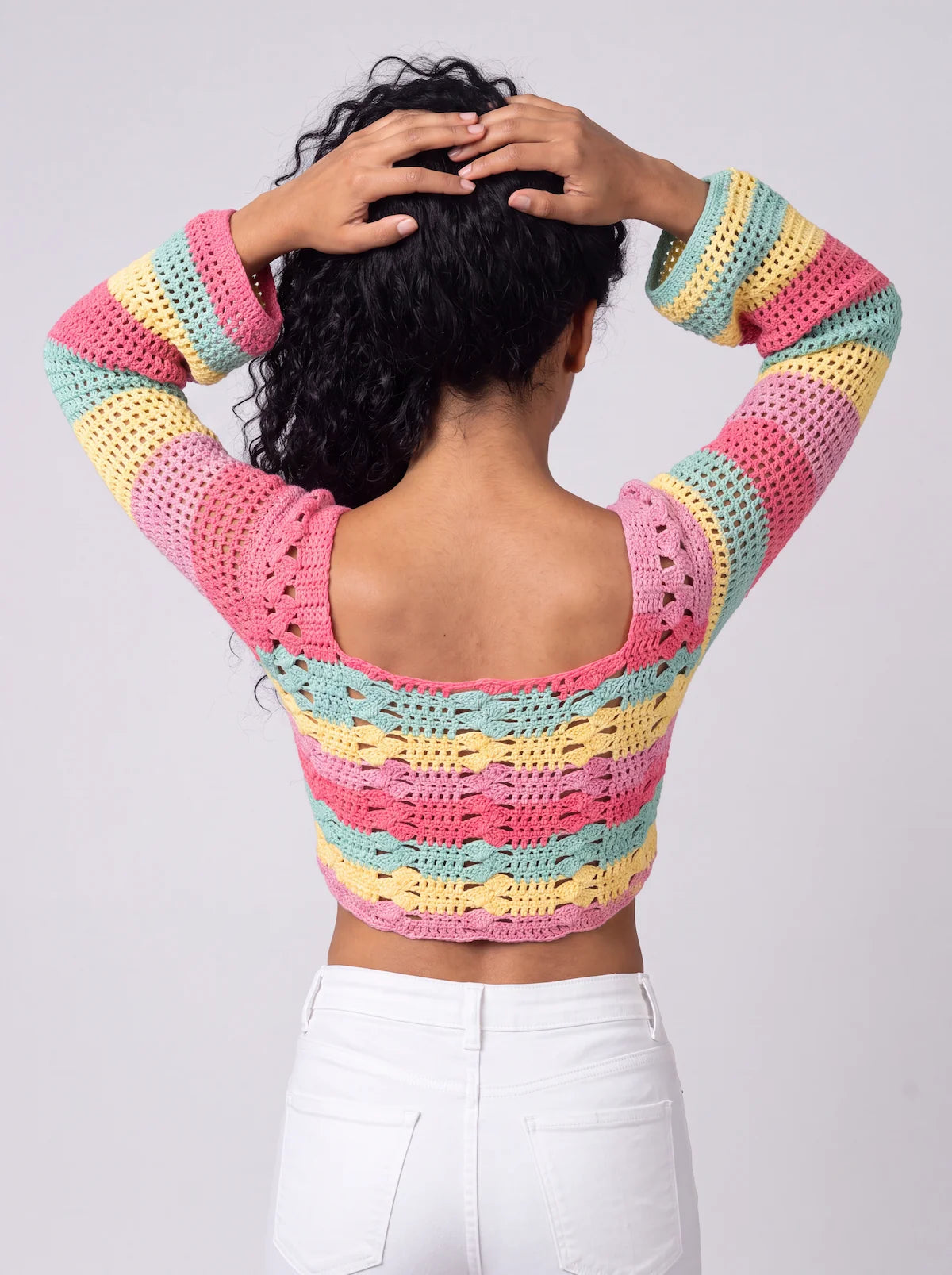 Pull court Romanella rayures multicolores ajouré – vue de dos pour voir l'encolure - Cachalabibi