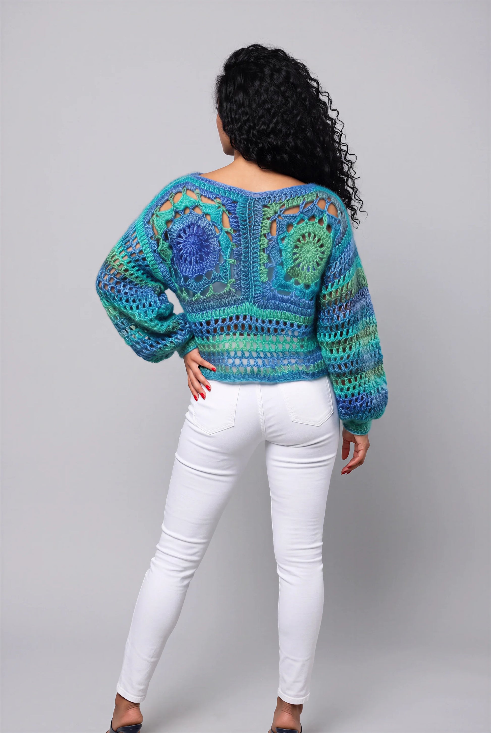 Pull crochet Samarkand Cachalabibi — dégradé turquoise, carrés granny, vue de dos - Cachalabibi