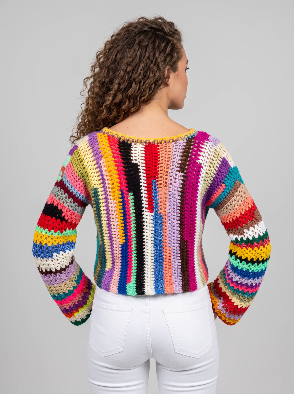 Pull femme Tapatouvu rayures verticales multicolores irisé – crochet fait main – de dos – Cachalabibi