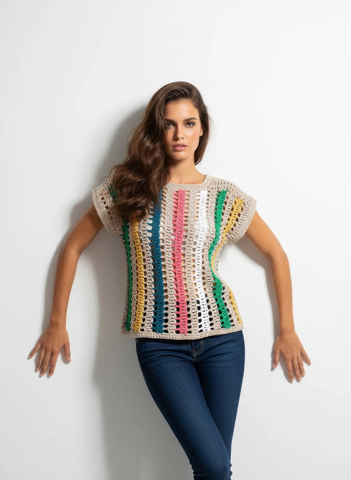 Pull manches courtes Alinéa rayures multicolores – crochet fait main – pose dynamique – Cachalabibi
