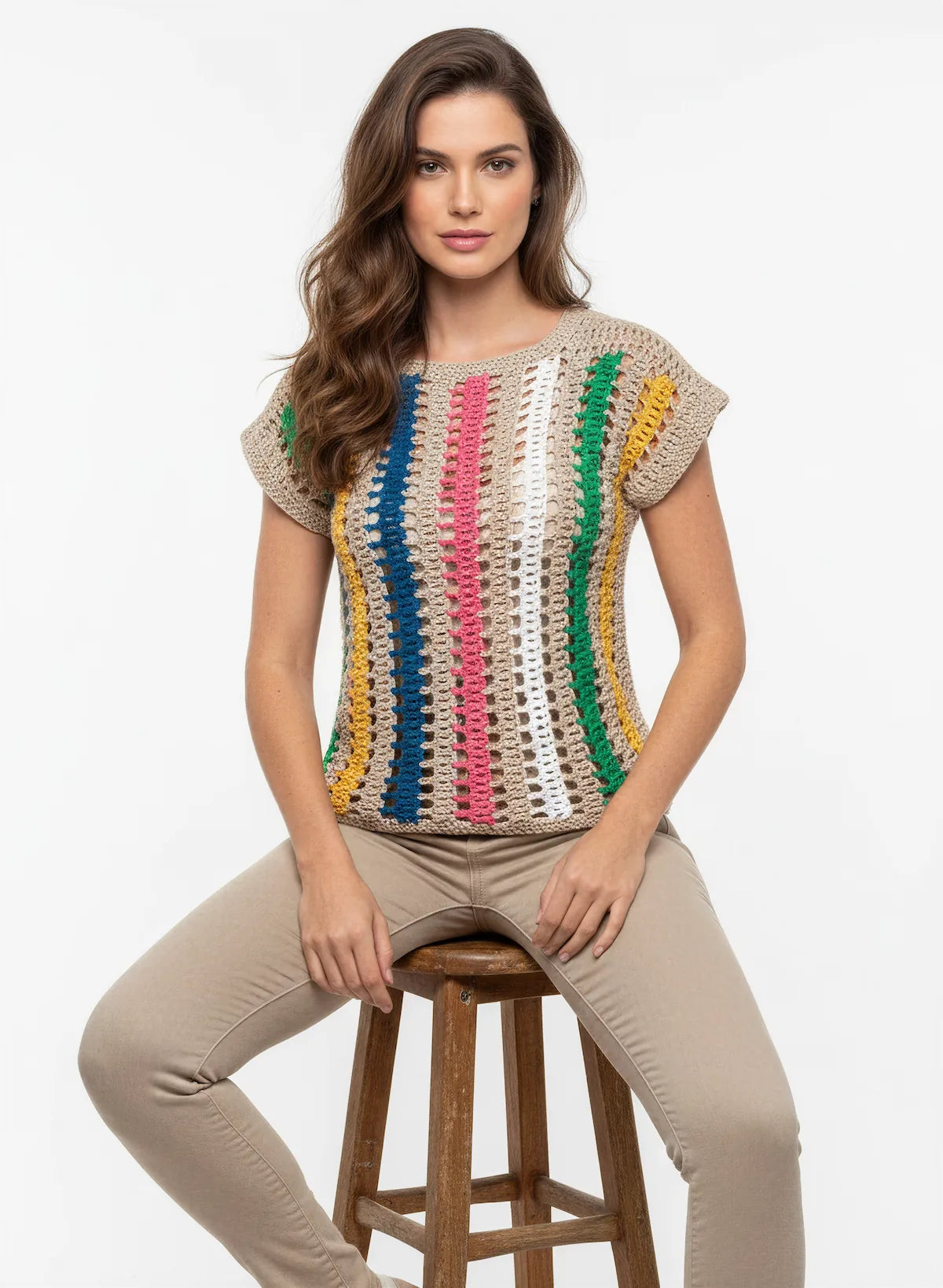 Pull manches courtes Alinéa rayures multicolores – crochet fait main – pose assise sur tabouret – Cachalabibi