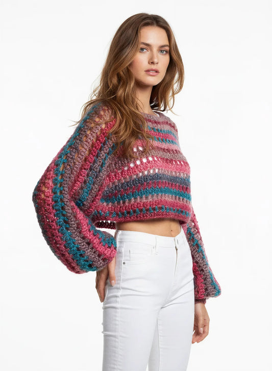 Pull court Amplo rose et vert – crochet fait main – de côté – Cachalabibi