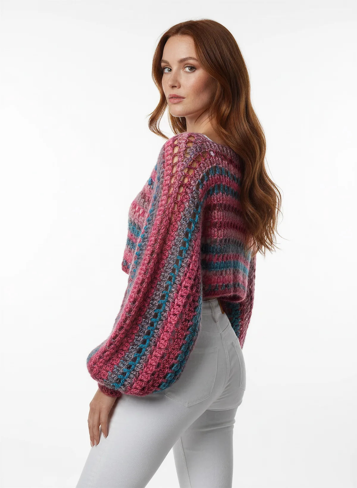 Pull court Amplo rose et vert – crochet fait main – de dos 3/4 – Cachalabibi